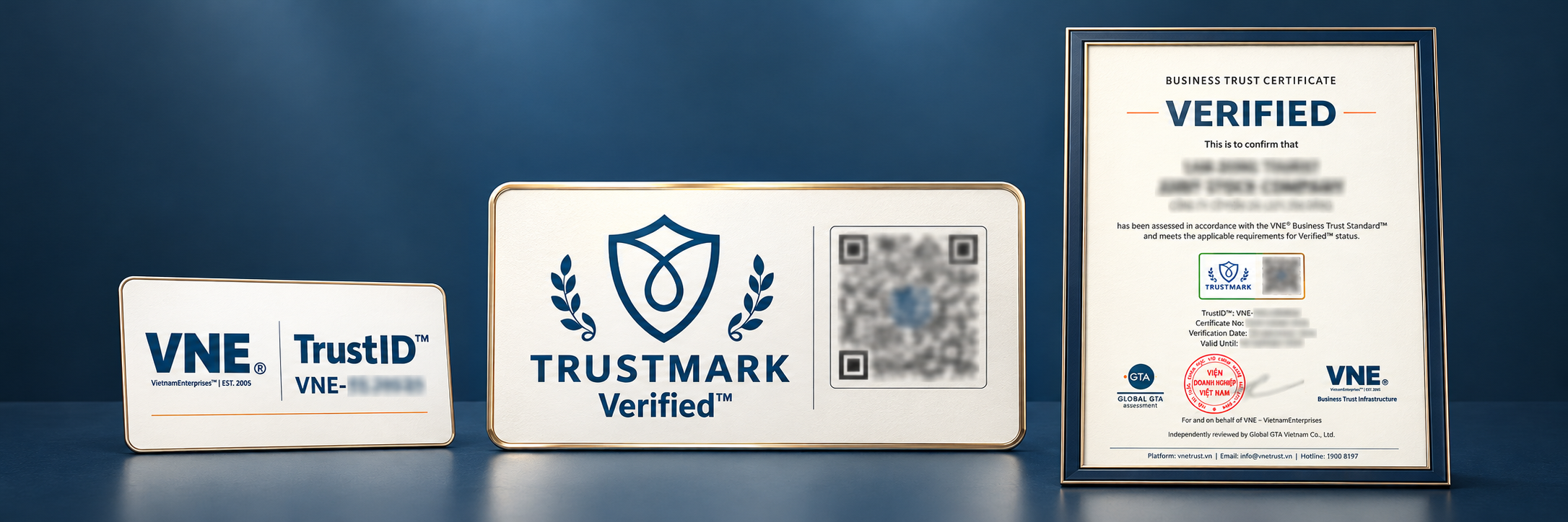 Bộ nhận diện minh họa trên nền navy: thẻ TrustID, Dấu tín nhiệm TrustMark Verified kèm QR và chứng nhận Verified trong khung trang trọng. Thông tin nhận diện và QR đã được làm mờ.